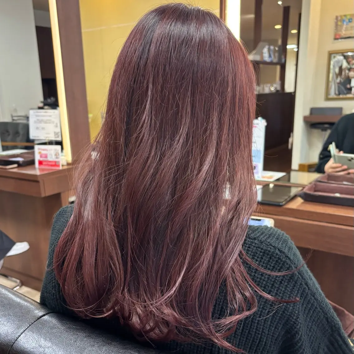 ミディアム カラー ピンクカラー レッドカラー 大知 眞子のヘアスタイル
