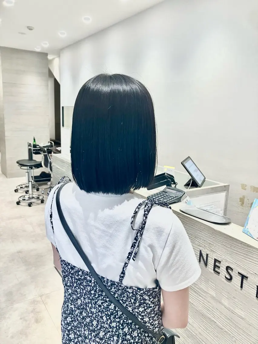 ショート カラー 黒髪 ボブ サキ🤍ハイトーン 🪩レイヤーカットのヘアスタイル
