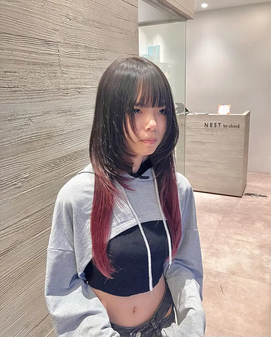 ロング カラー ピンクカラー レッドカラー ロング ウルフカット サキ🤍ハイトーン 🩰くびれ巻きヘアのヘアスタイル