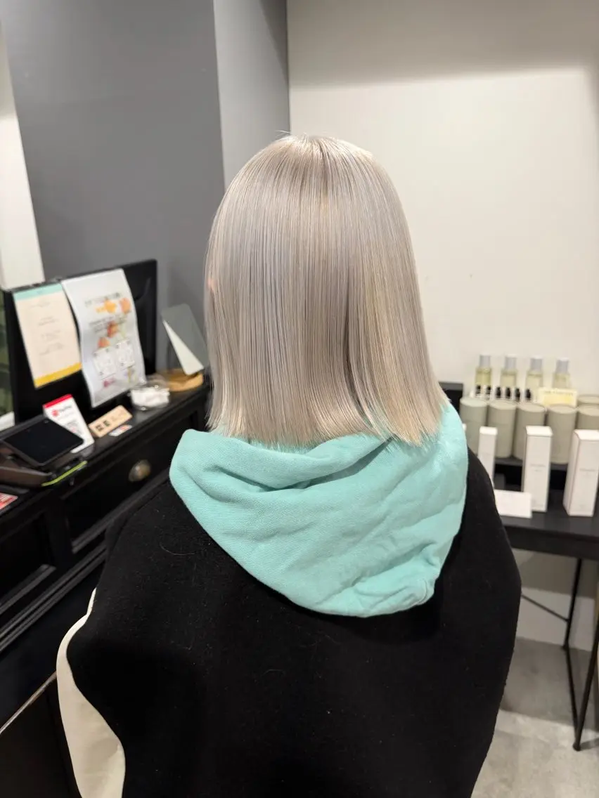 ショート カラー ブリーチ シルバー ホワイトシルバー カット ヘアカラー トリートメント ハイトーンカラー/ ボブ/KOBAのヘアスタイル