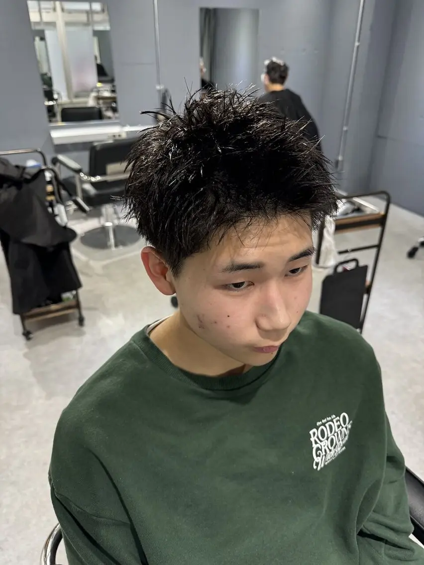 メンズ センターパート ダウンパーマ フェードカット フェザーパーマ カルマパーマ カット 布施メンズ特化美容師 秋山　涼のヘアスタイル