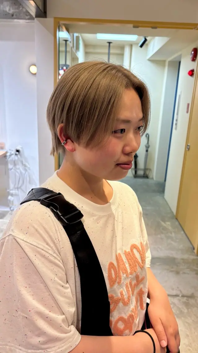 ショート カラー ベージュカラー ブリーチ ハイトーンカラー ハイトーンベージュ ヘアカラー パ ルのヘアスタイル