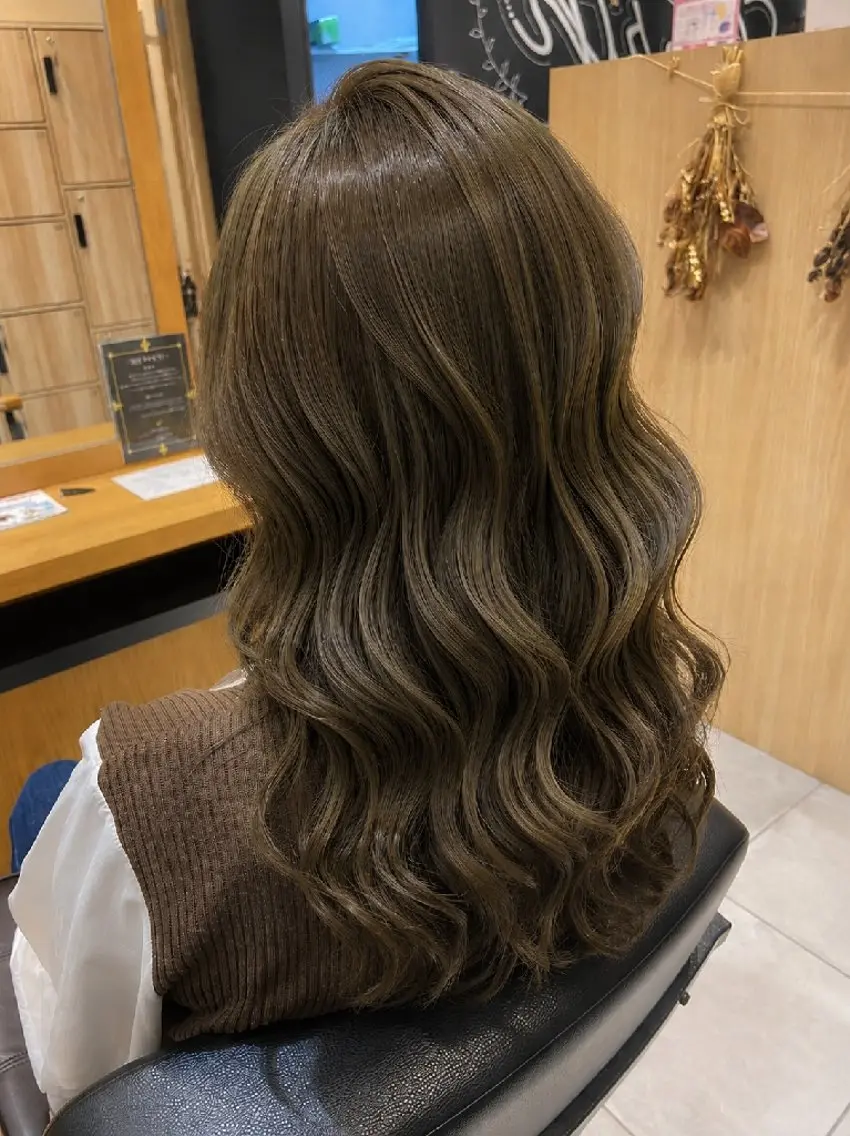 ミディアム カラー ベージュカラー オリーブベージュ カット ヘアカラー ブリーチカラー/ 美髪矯正/佐伯 駿のヘアスタイル
