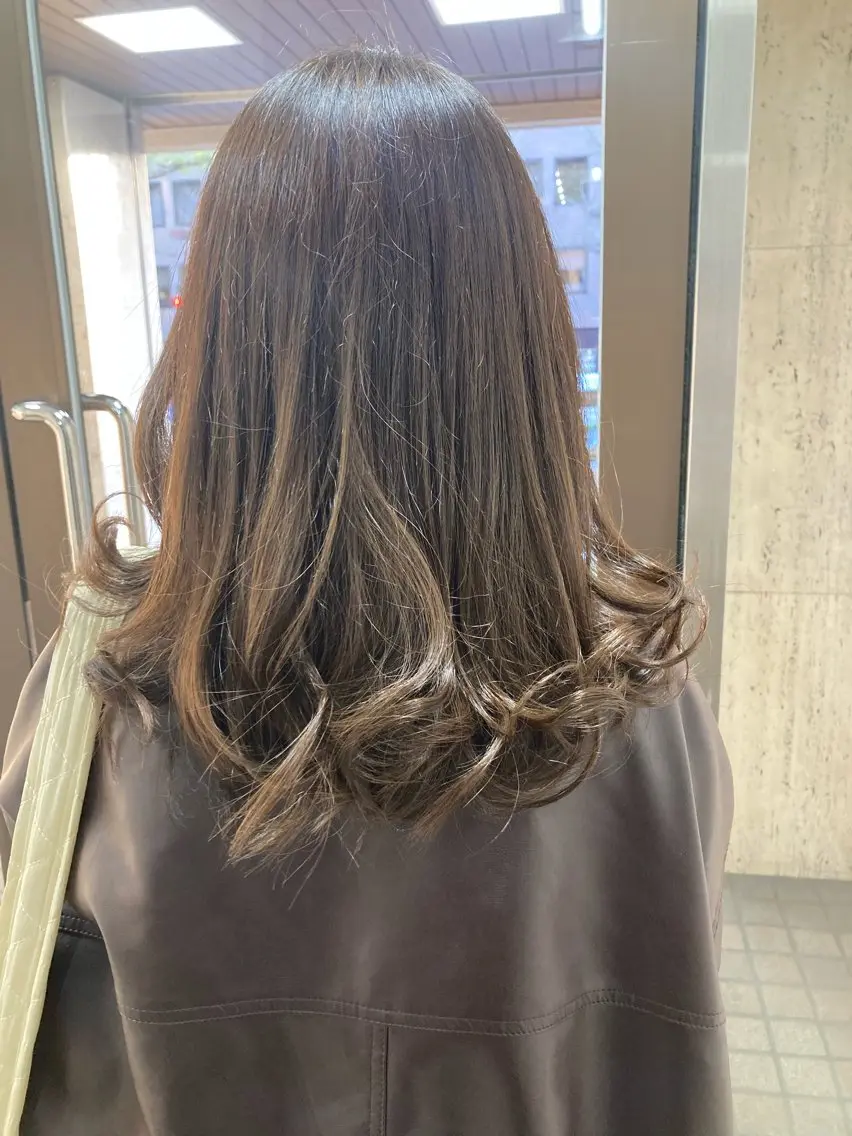 セミロング カラー ヘアアレンジ 🤍たんない みく🖤のヘアスタイル