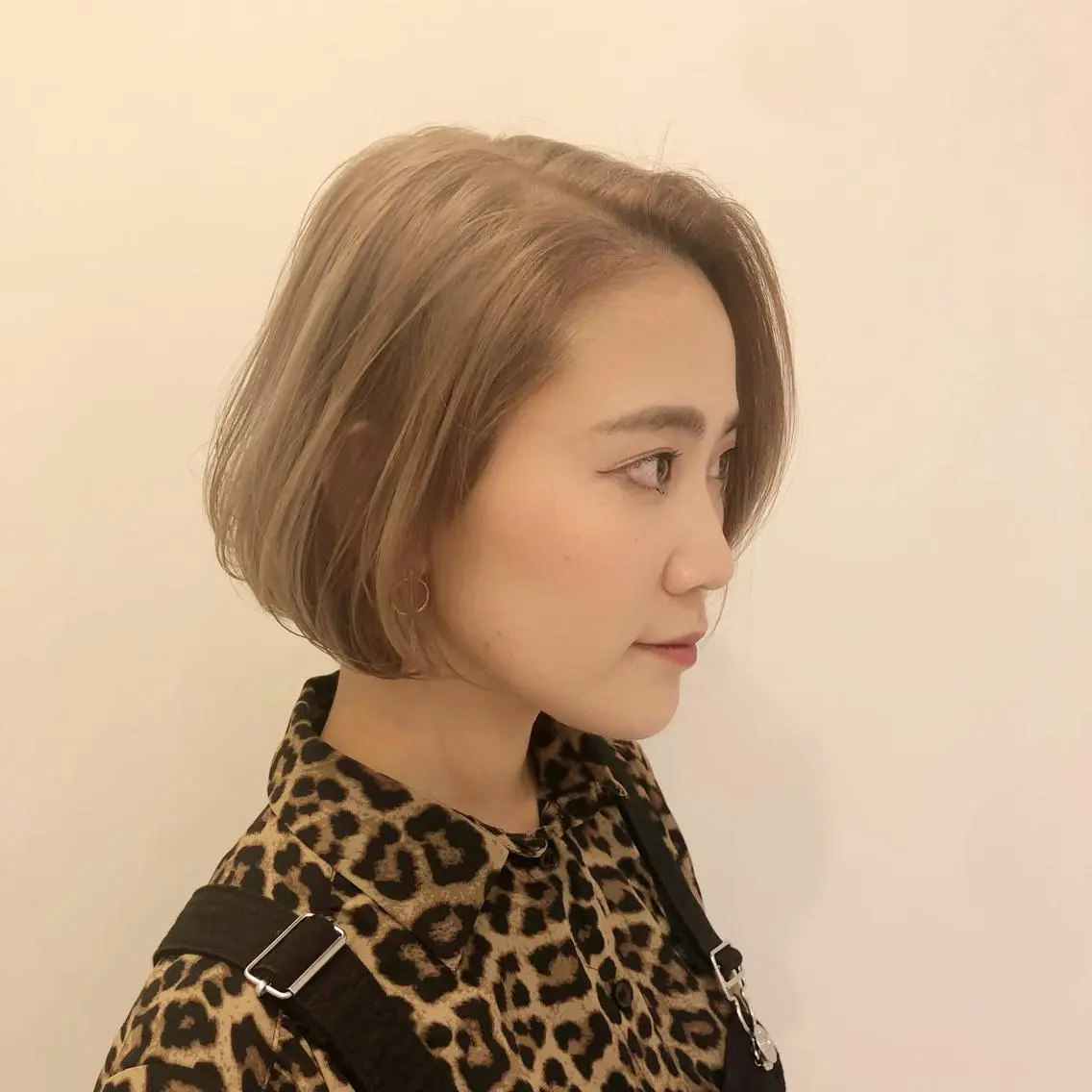 ショート カラー ベージュカラー ショートヘア CHIHO💚羽エク /マツエクのヘアスタイル