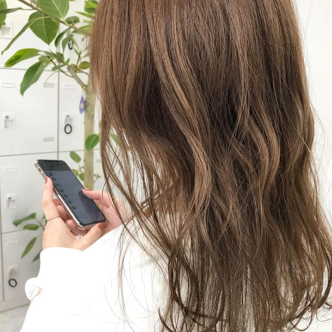 セミロング カラー ベージュカラー ミルクティーベージュ レイヤーカット 透明感カラーのヘアスタイル