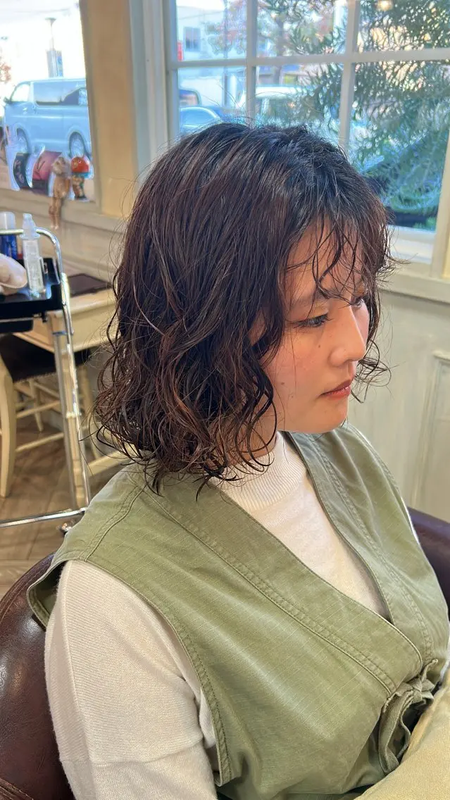 ミディアム パーマ アオバ / ハイトーンカラーのヘアスタイル