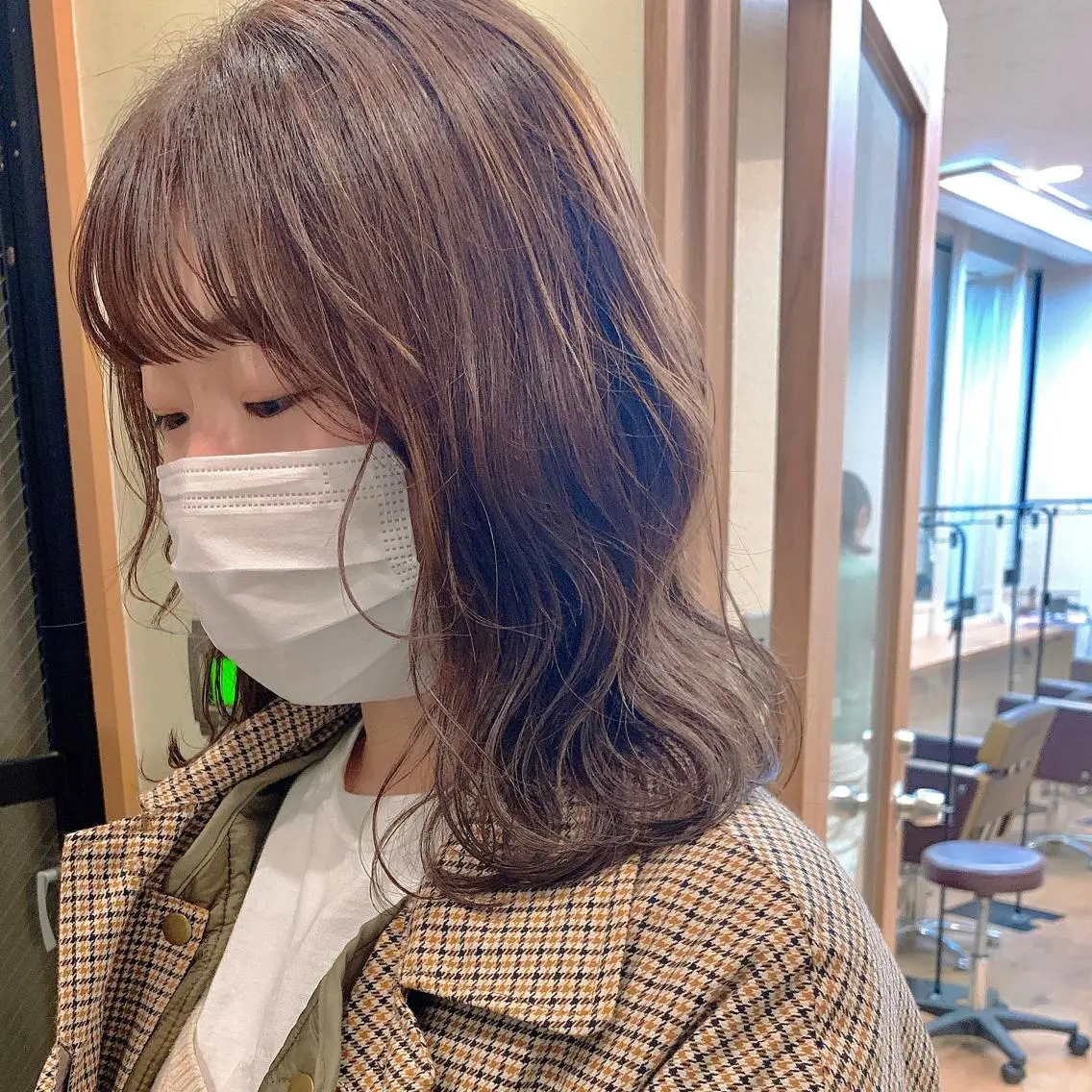 ミディアム カラー グレージュ NUMBER_ ユイナのヘアスタイル