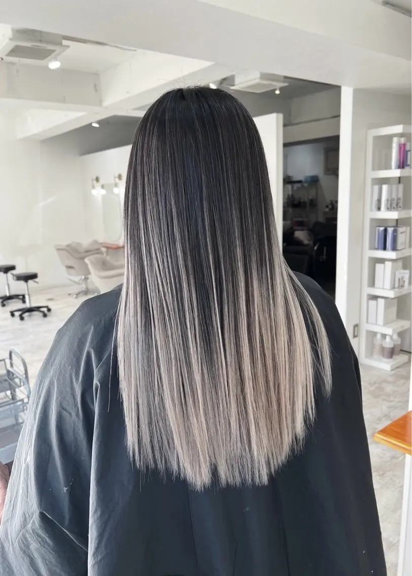 セミロング カラー バレイヤージュ シルバー ホワイトシルバー レイヤーカット 指名数No.1 /NAOYAのヘアスタイル