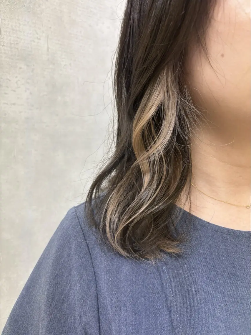 ミディアム カラー ベージュカラー イヤリングカラー ホワイトベージュ カット ヘアカラー トリートメント 多田 栞里のヘアスタイル