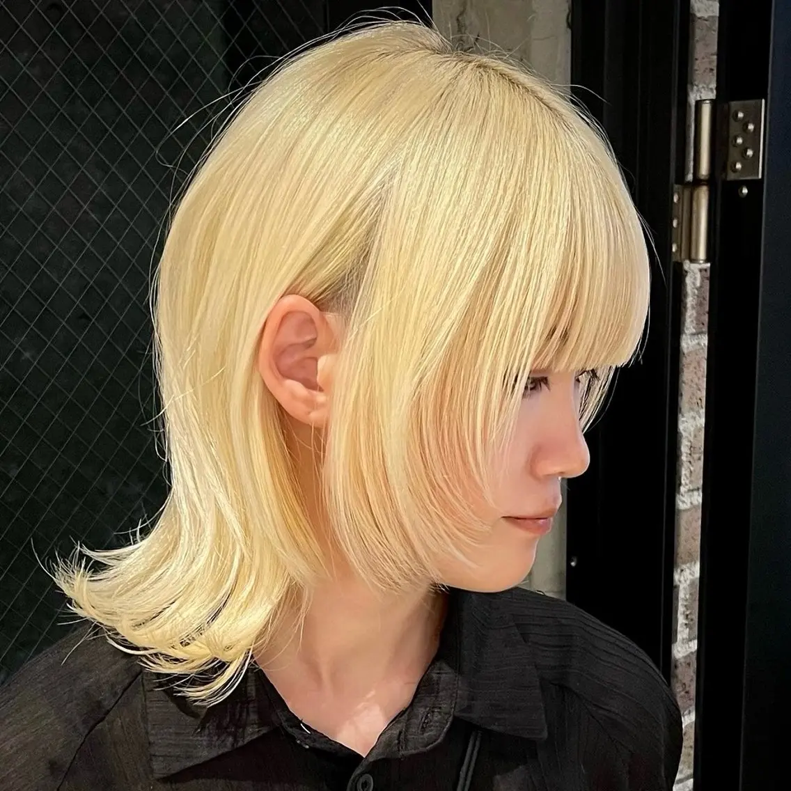 ミディアム カット ウルフ/レイヤー/ ブリーチカラーのヘアスタイル