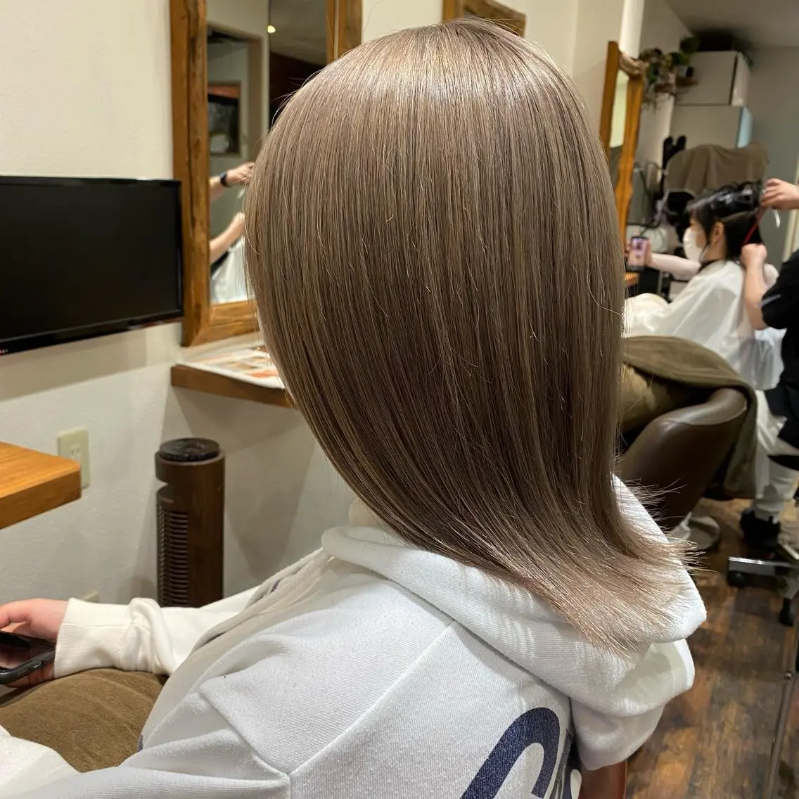 ミディアム カラー ブリーチ グレージュ ミルクティーグレージュ ミモリ ユウタのヘアスタイル