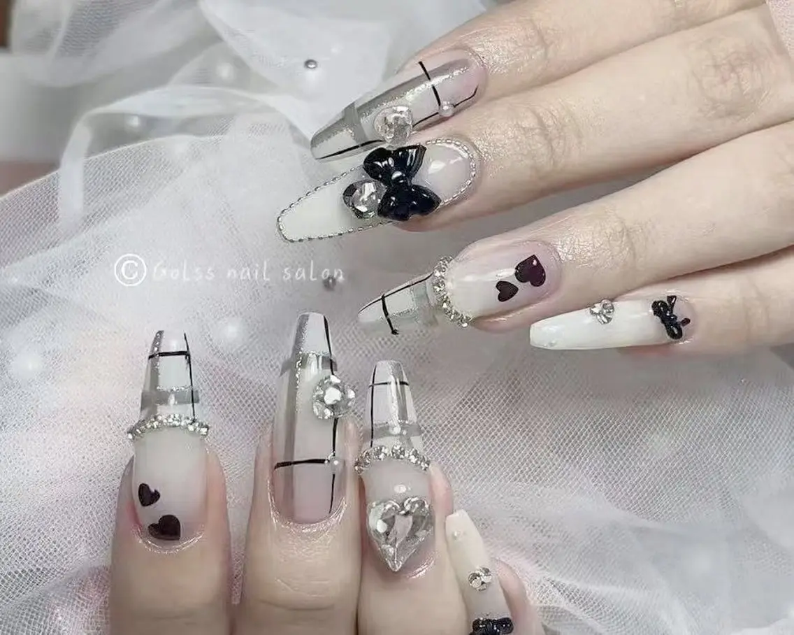 ネイル アヤカ☘️Gloss nailのネイルデザイン