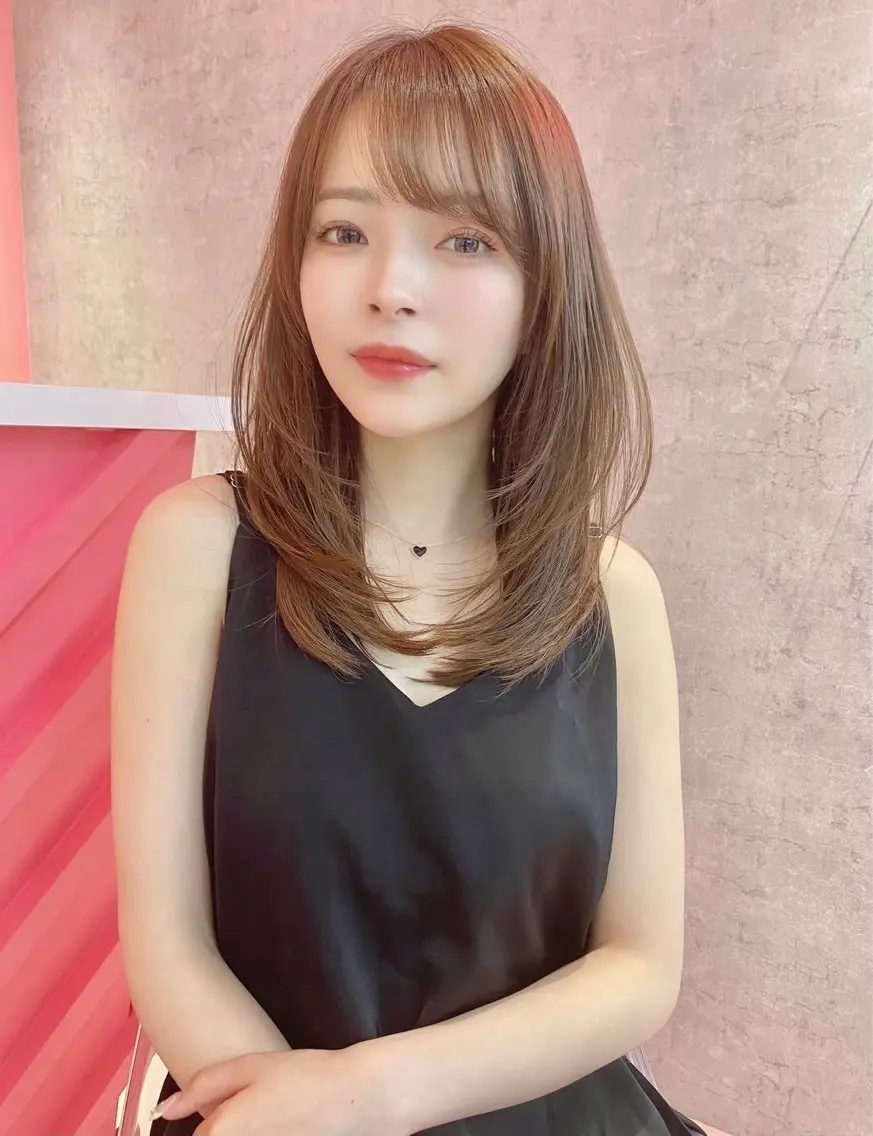 ミディアム くびれヘア 伸ばしかけ レイヤーカット 小顔カット カット ヘアカラー トリートメント 小顔レイヤー/顔周り 艶髪カラー/金山のヘアスタイル