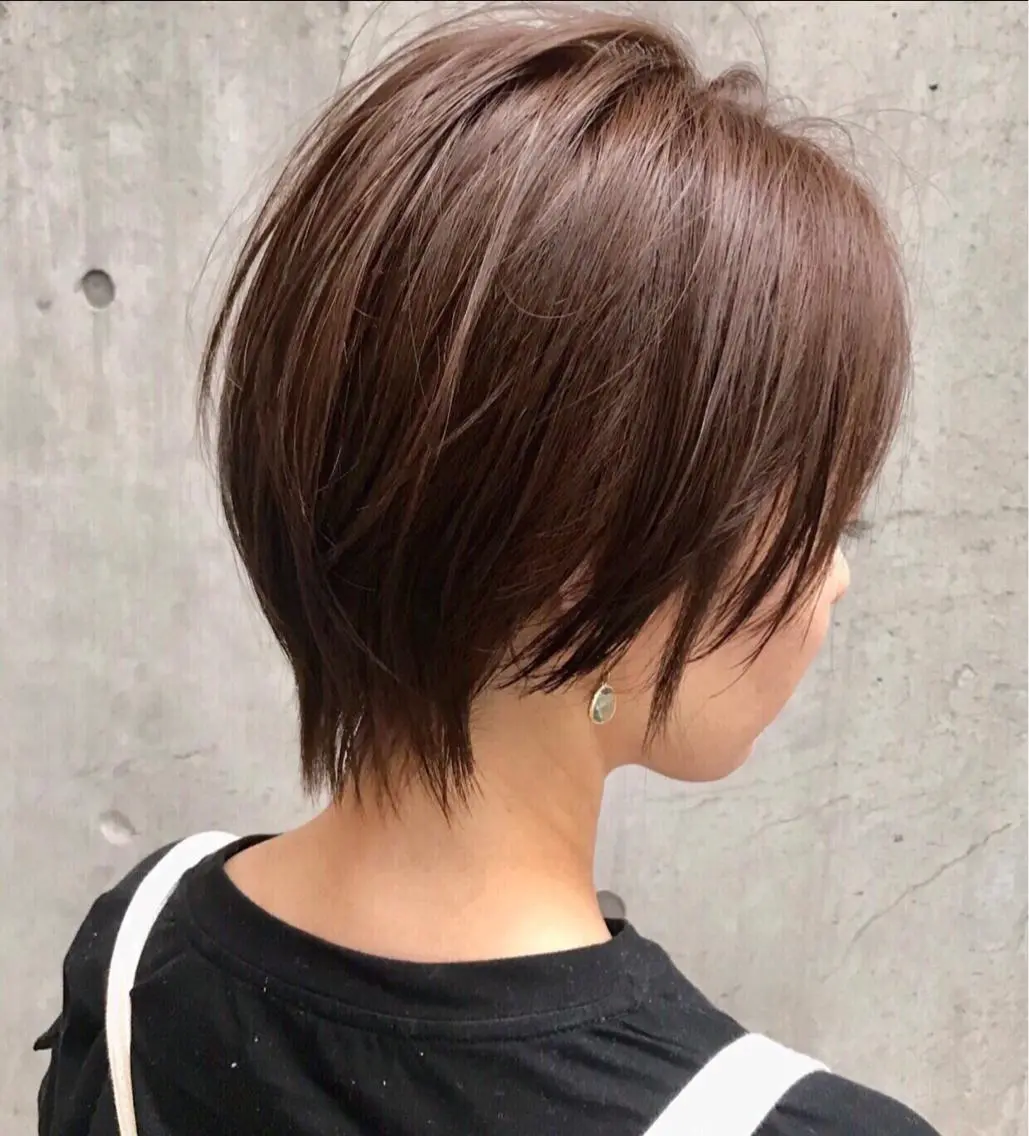 ショート アッシュ くびれヘア かきあげバング 韓国風ヘア ショートヘア カット ヘアカラー AKI アキのヘアスタイル