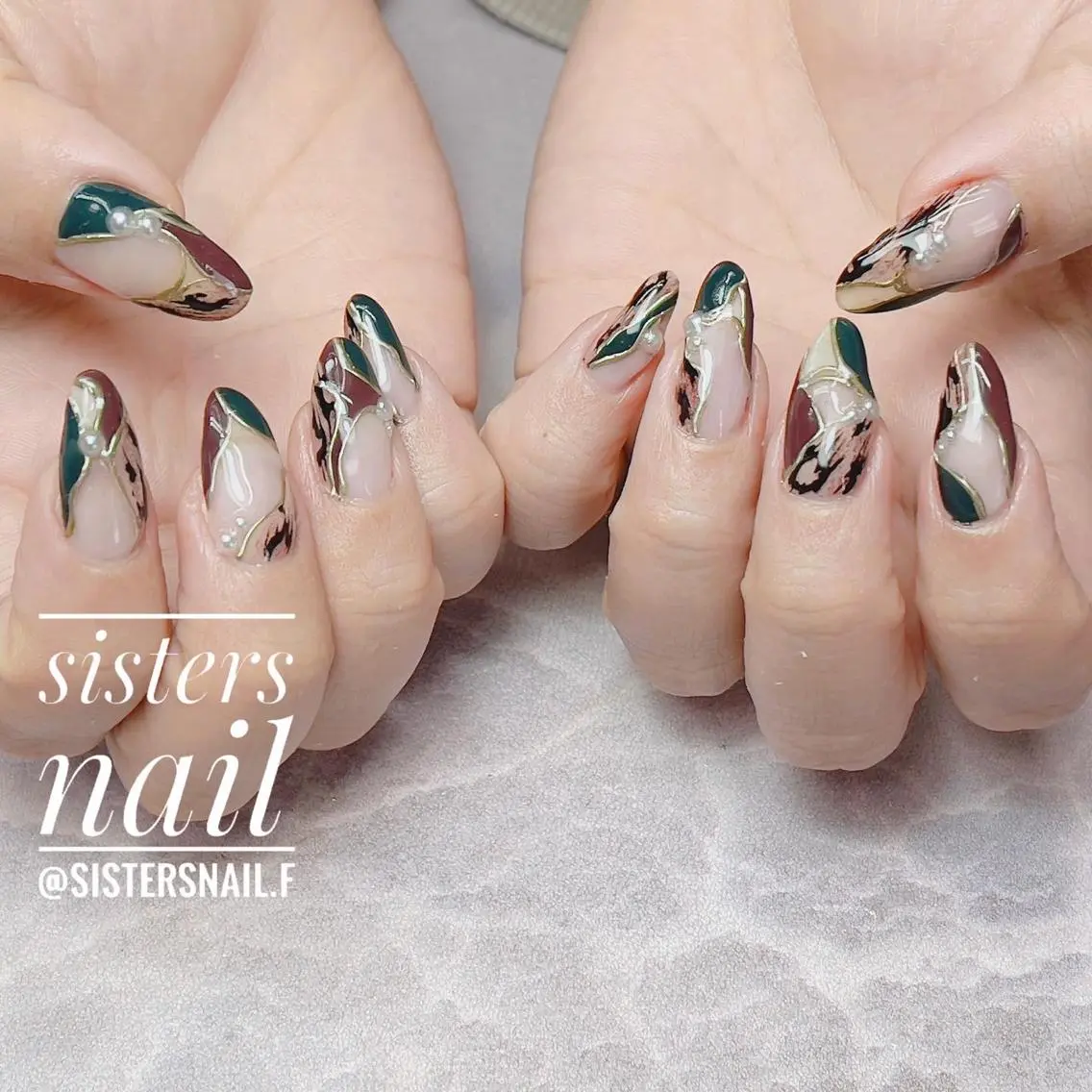 ネイル アニマル柄 アートネイル グリーン ニュアンスネイル 冬ネイル sisters nail.fのネイルデザイン