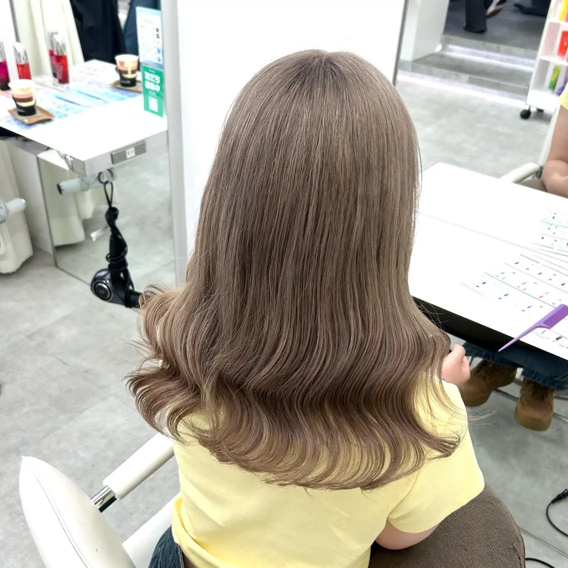 セミロング カラー ベージュカラー ミルクティーベージュ ヘアカラー トリートメント 透明感ハイトーン特化 /ケアブリーチ/莉駒のヘアスタイル
