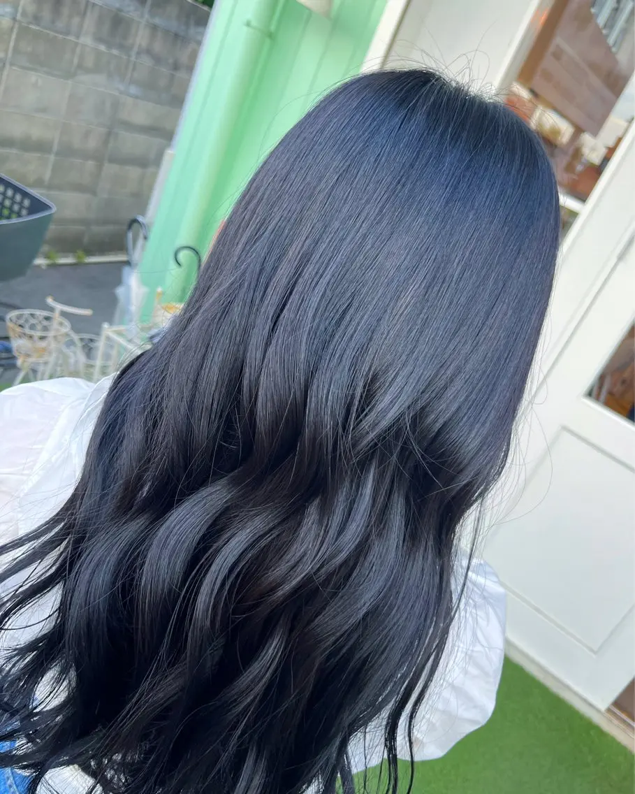 カラー 黒髪 ブルーカラー ブルーブラック 高石 未唯のヘアスタイル