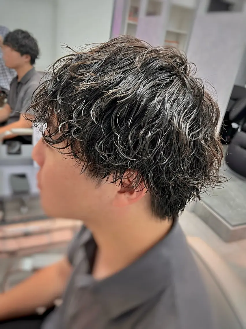 ミディアム パーマ ミディアムパーマ カット パーマ メンズツイスパ波巻き 橋本貴志ブリーチのヘアスタイル