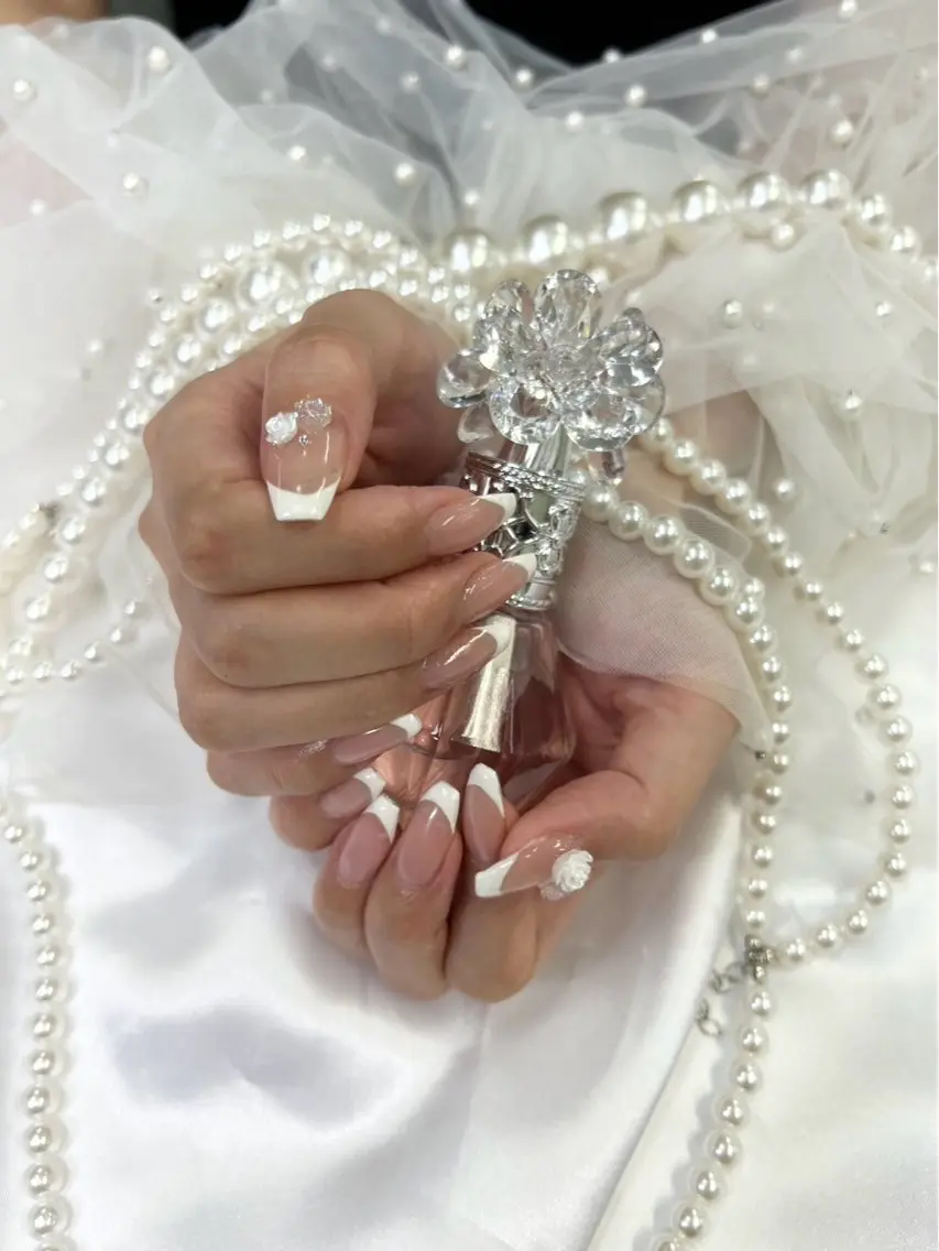 ネイル フレンチネイル ジェルネイル ガラスフレンチ グラデーション キラキラネイル ハンドネイル Queeens nailのネイルデザイン