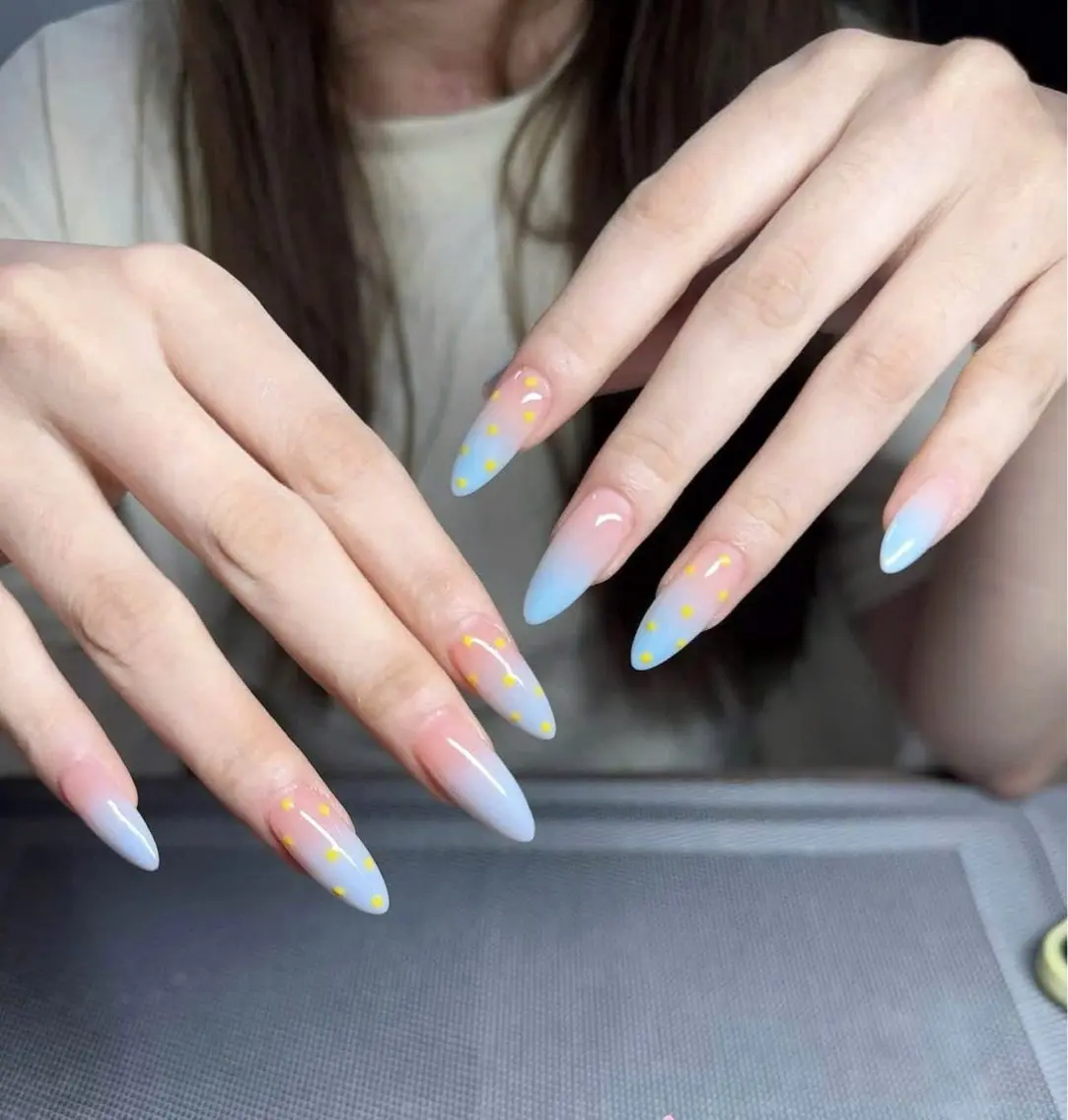 ネイル フラッシュネイル フレンチネイル グラデーション キラキラネイル 韓国ネイル ハンドネイル nyunn nailのネイルデザイン