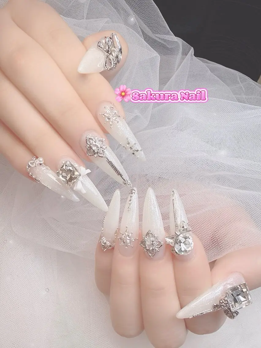 ネイル アートネイル オーロラネイル ボルドー チークネイル フレンチネイル ハンドネイル Sakura Nail Salonのネイルデザイン