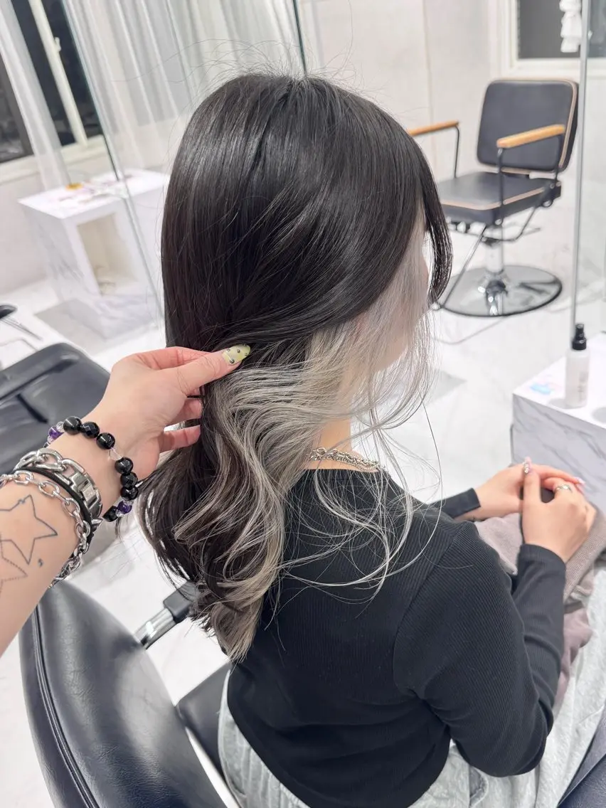 ロング ヘアカラー Manami🖤 レイヤー×ハイトーンのヘアスタイル