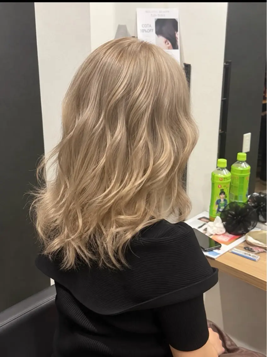 セミロング カラー ベージュカラー ブリーチ ブロンド ケアブリーチ ハイトーンカラー ハイトーンカラー 特化/悠希のヘアスタイル