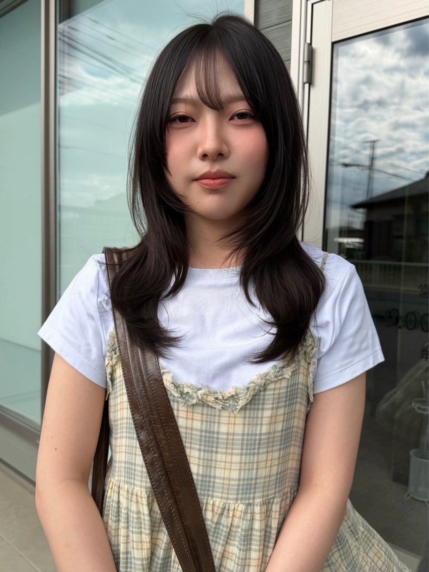 セミロング ハッシュカット カット moe🥣小顔顔周り /艶カラーのヘアスタイル