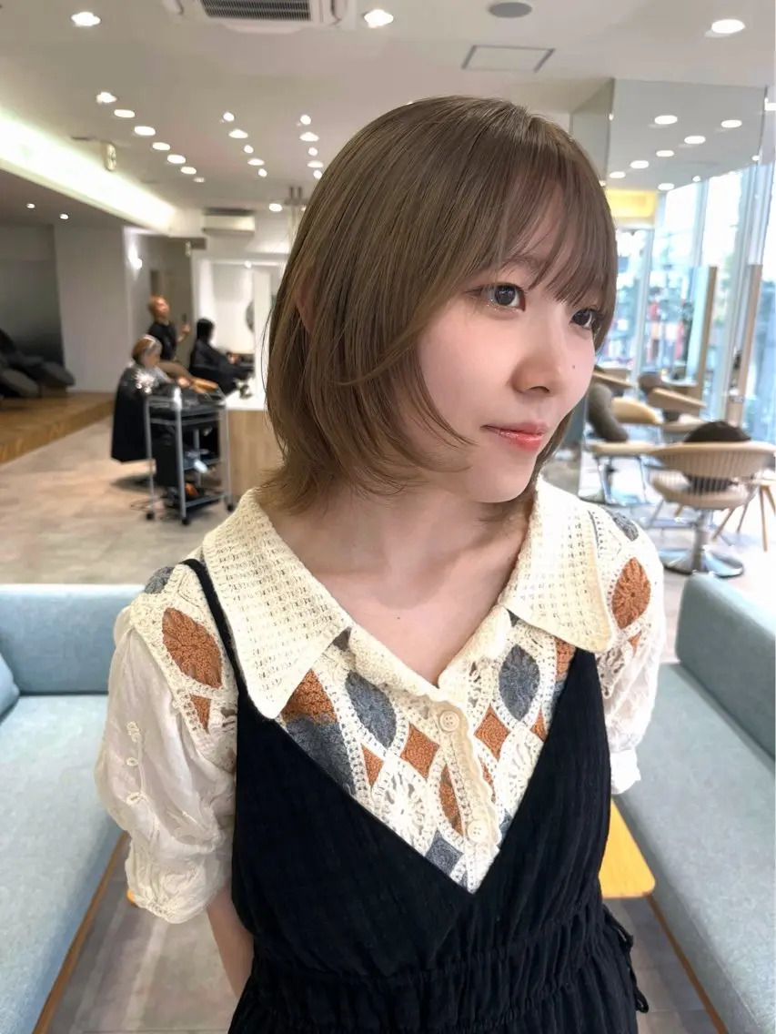 ショート カラー ベージュカラー ブリーチ 透明感カラー オリーブベージュ 顔まわりレイヤー cana 札幌レイヤースタイルのヘアスタイル