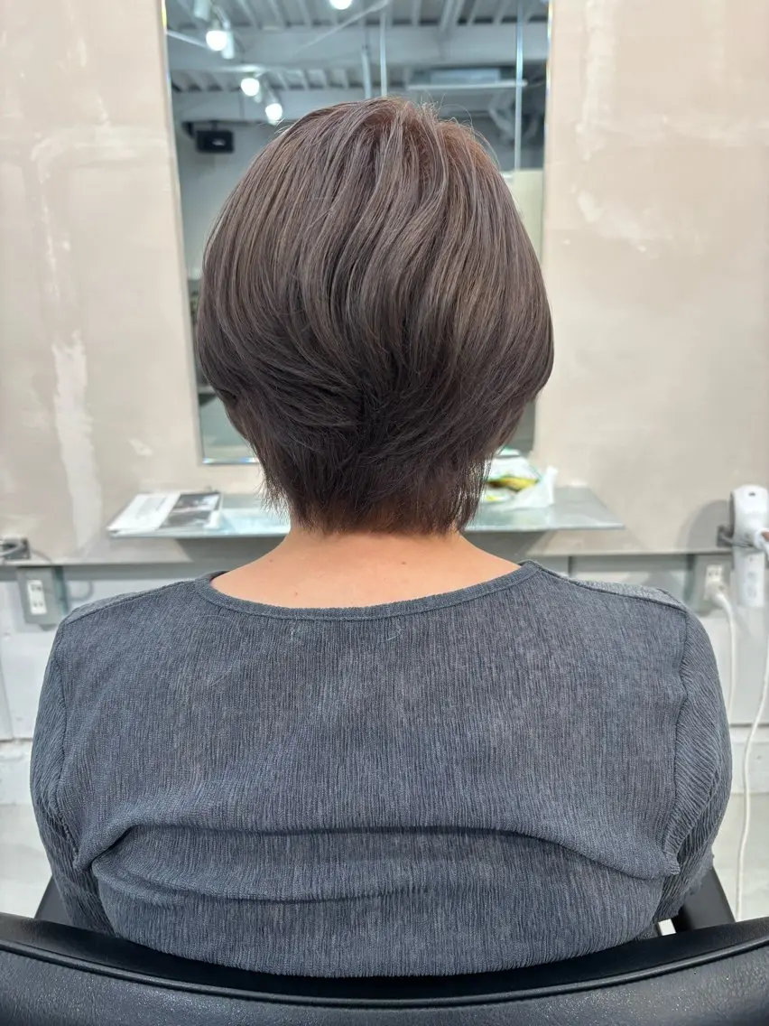 カラー ベージュカラー ブリーチ ミルクティーベージュ シルバー 松本 ちかのヘアスタイル