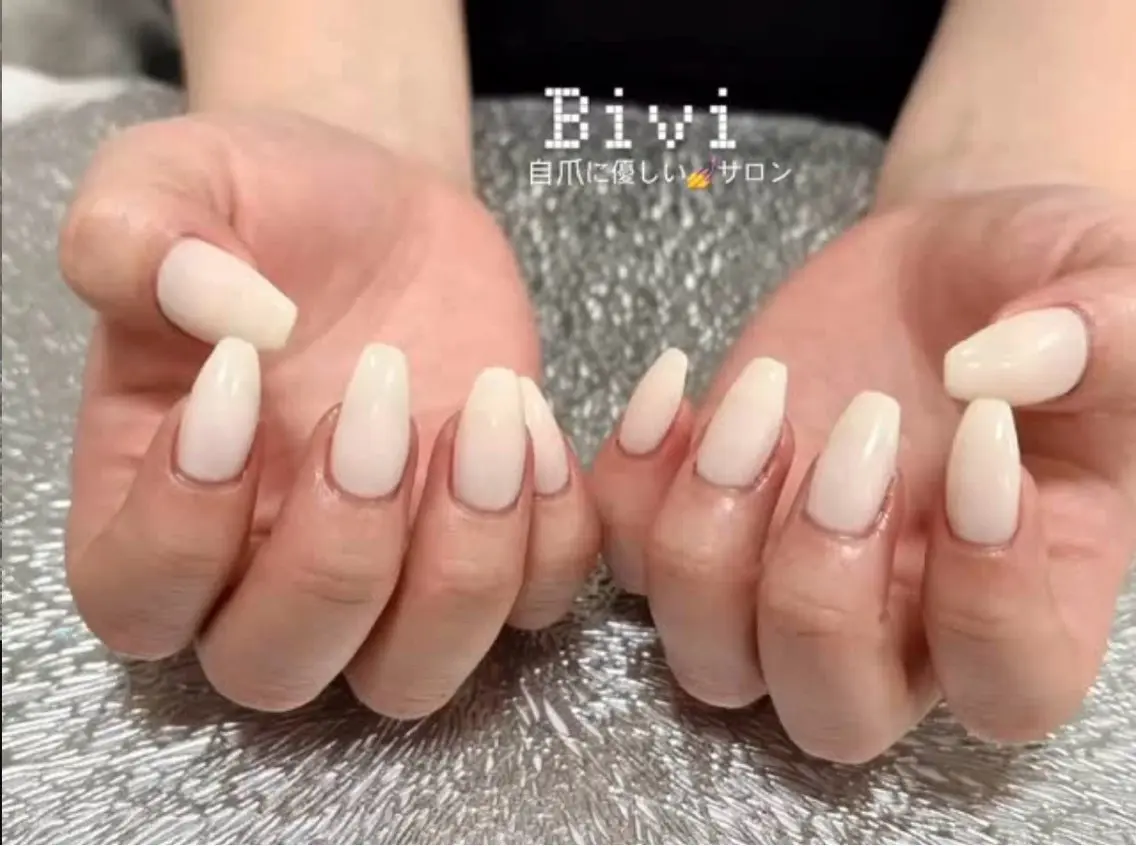 ネイル ラメ(グリッター) 持ち込み ワンホンネイル ホワイト 冬ネイル ハンドネイル ハンドケア ♡Bivi♡自爪に 優しいネイルサロンのネイルデザイン