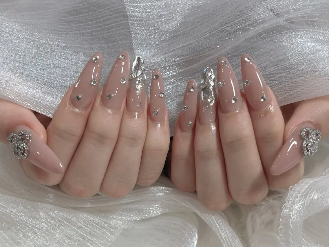 ネイル キラキラネイル ストーンネイル ハンドネイル FLY Nail Salonのネイルデザイン