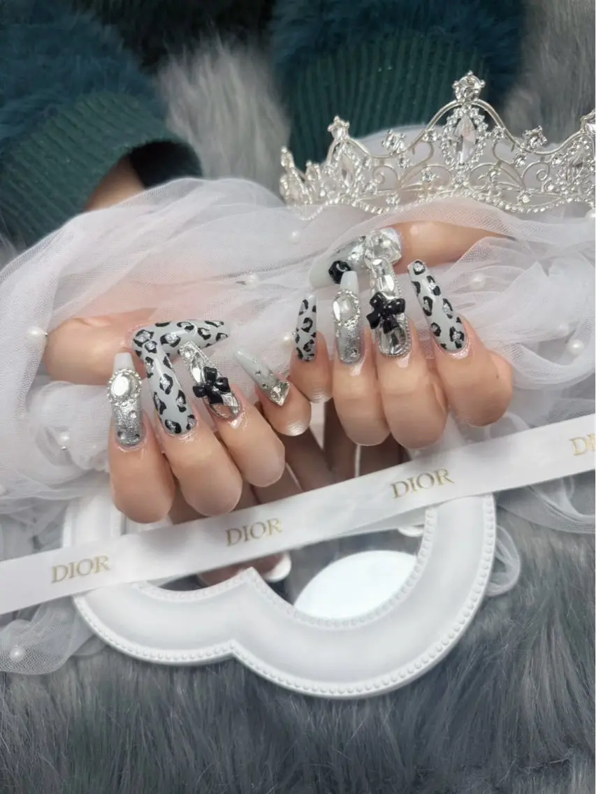 ネイル フラワーネイル フレンチネイル ガーリー キラキラネイル 韓国ネイル ねね🎀 Melia nailのネイルデザイン