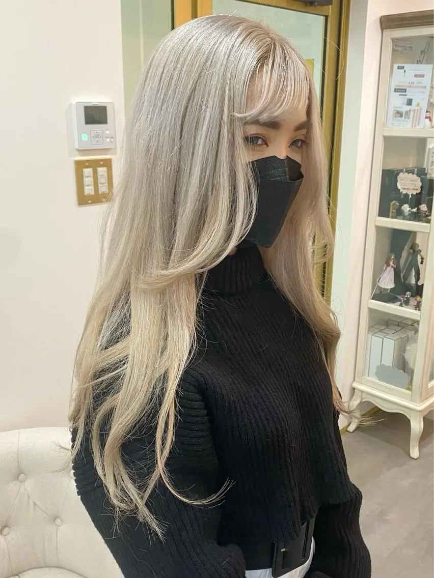 韓国風カット+ダブルカラー👱🏻♀️🤍《艶ハイトーンと韓国風カットで見違える自分に💕》の写真