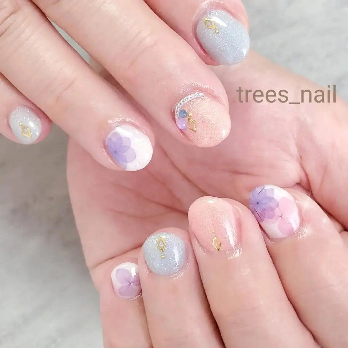 ネイル オーロラネイル キラキラネイル ラメ(グリッター) 水色 ピンク ハンドネイル フットネイル trees_ nailのネイルデザイン