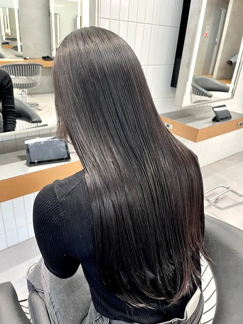 ロング カラー ヘアカラー 圧倒的 毛流れ センターパートのヘアスタイル