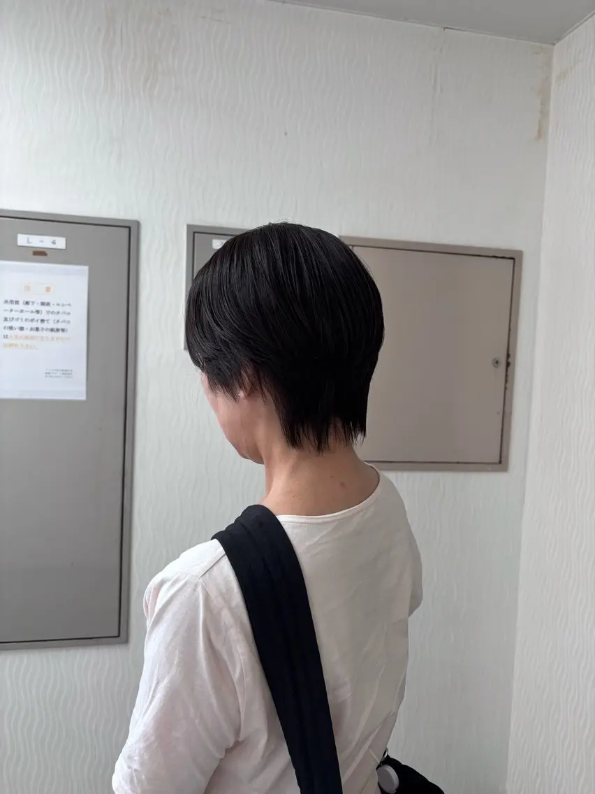 ショート カラー 真鍋 月音のヘアスタイル