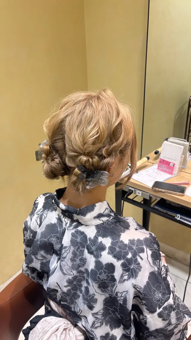 ミディアム ヘアアレンジ お団子ヘア ヘアセット 赤み消し透明感🤍 髪質改善🌙/伽音のヘアスタイル