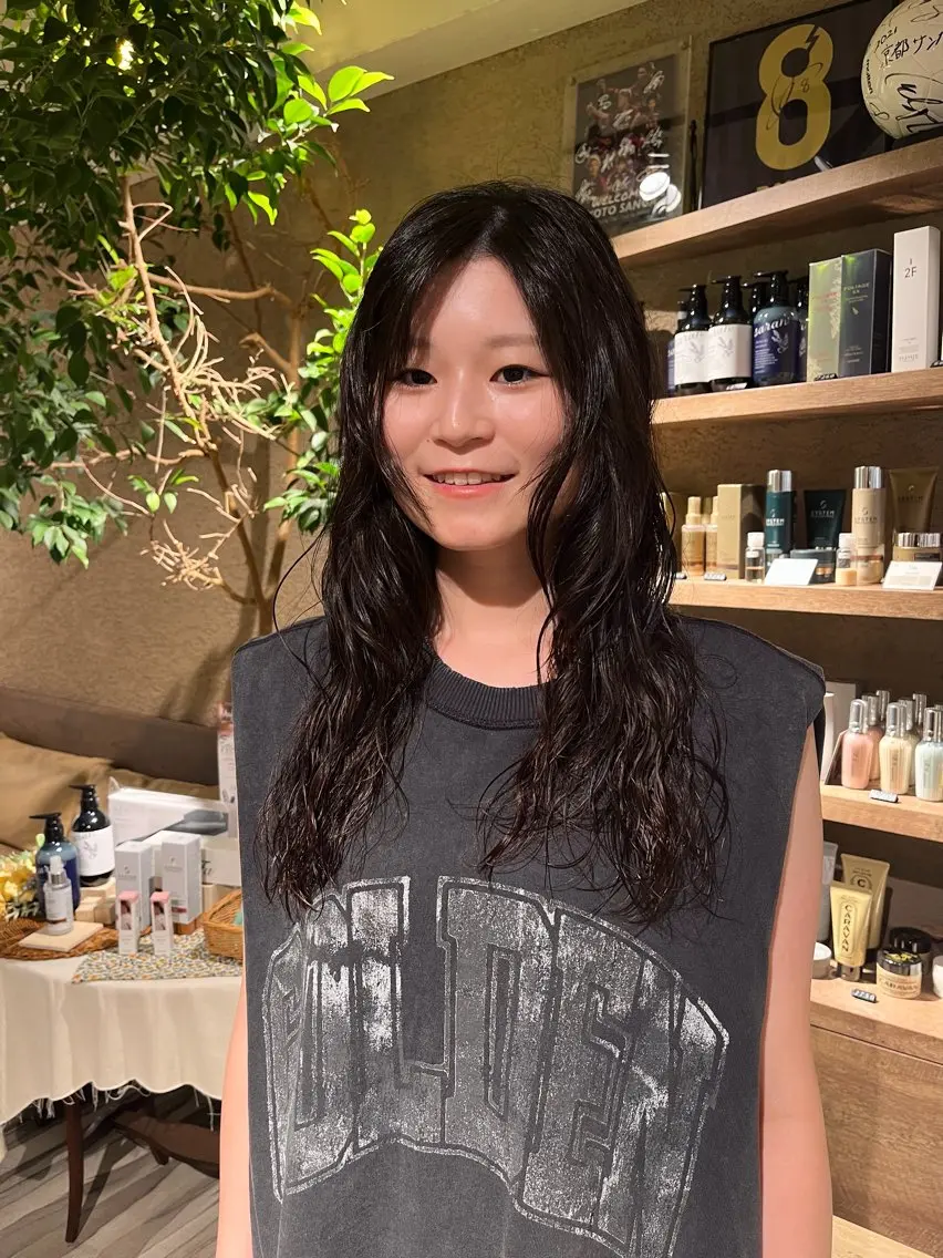 ロング パーマ ロング カット パーマ トリートメント 岡田 万侑のヘアスタイル