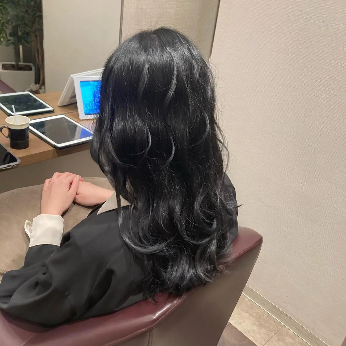 ロング カラー 黒髪 シルバー 松岡 知のヘアスタイル