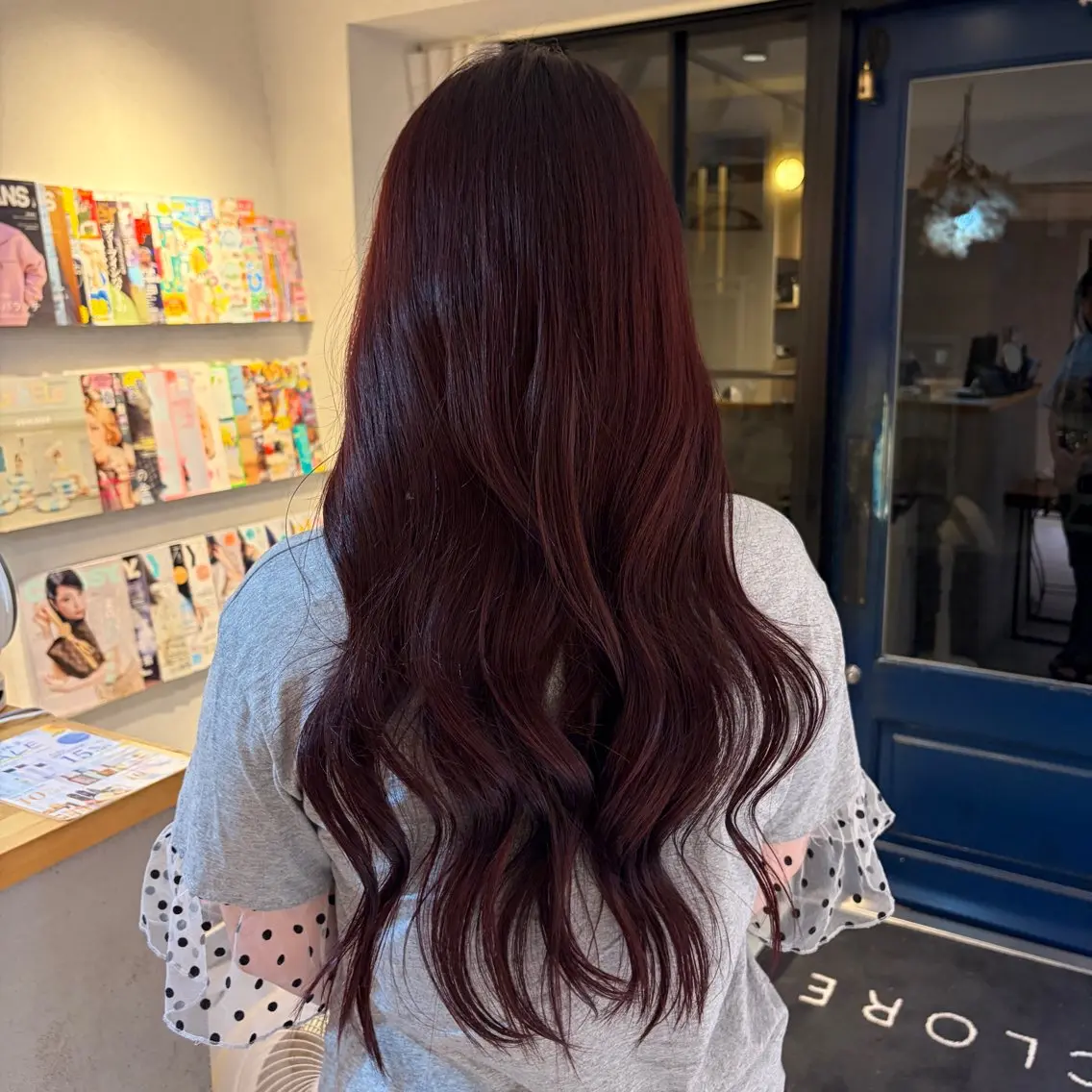 ロング カラー カシス レッドカラー ヘアカラー 津田 璃音のヘアスタイル