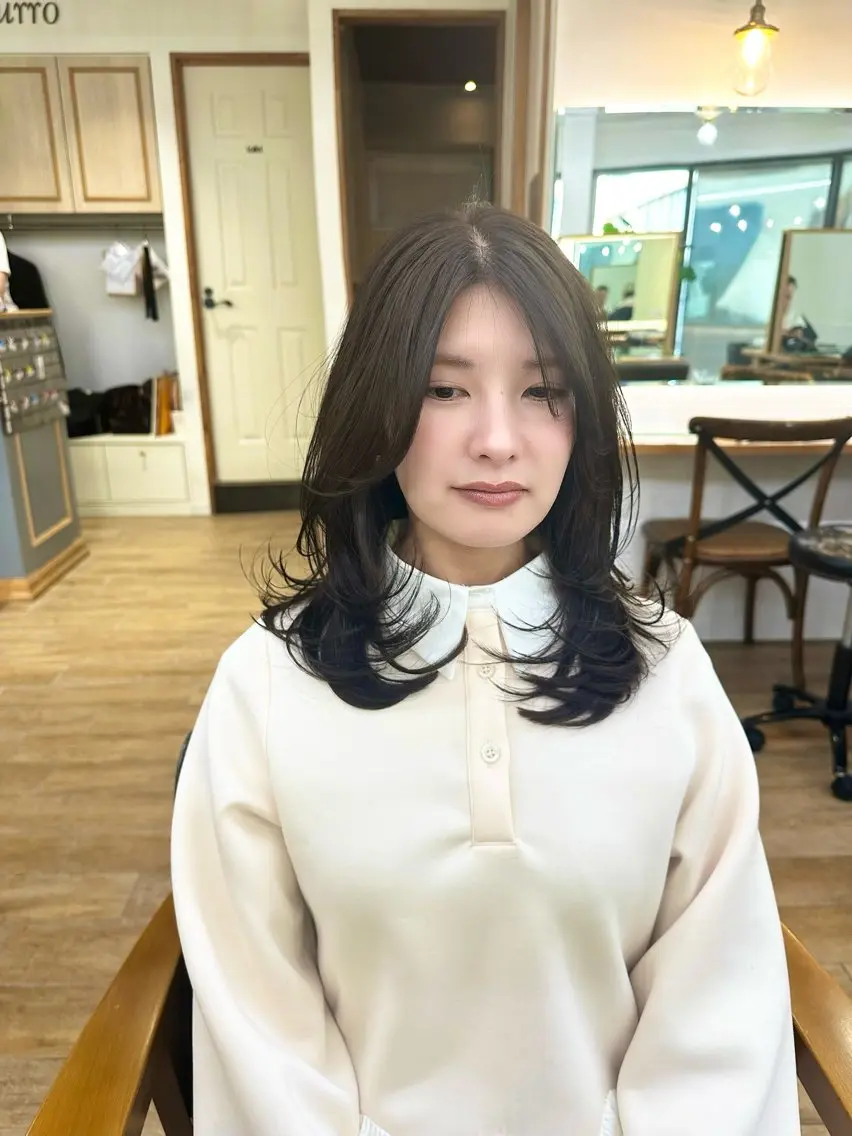 ミディアム カラー パーマ ヘアアレンジ メンズ キッズ カット ヘアカラー レイヤーカット/ 巻ける縮毛矯正のヘアスタイル