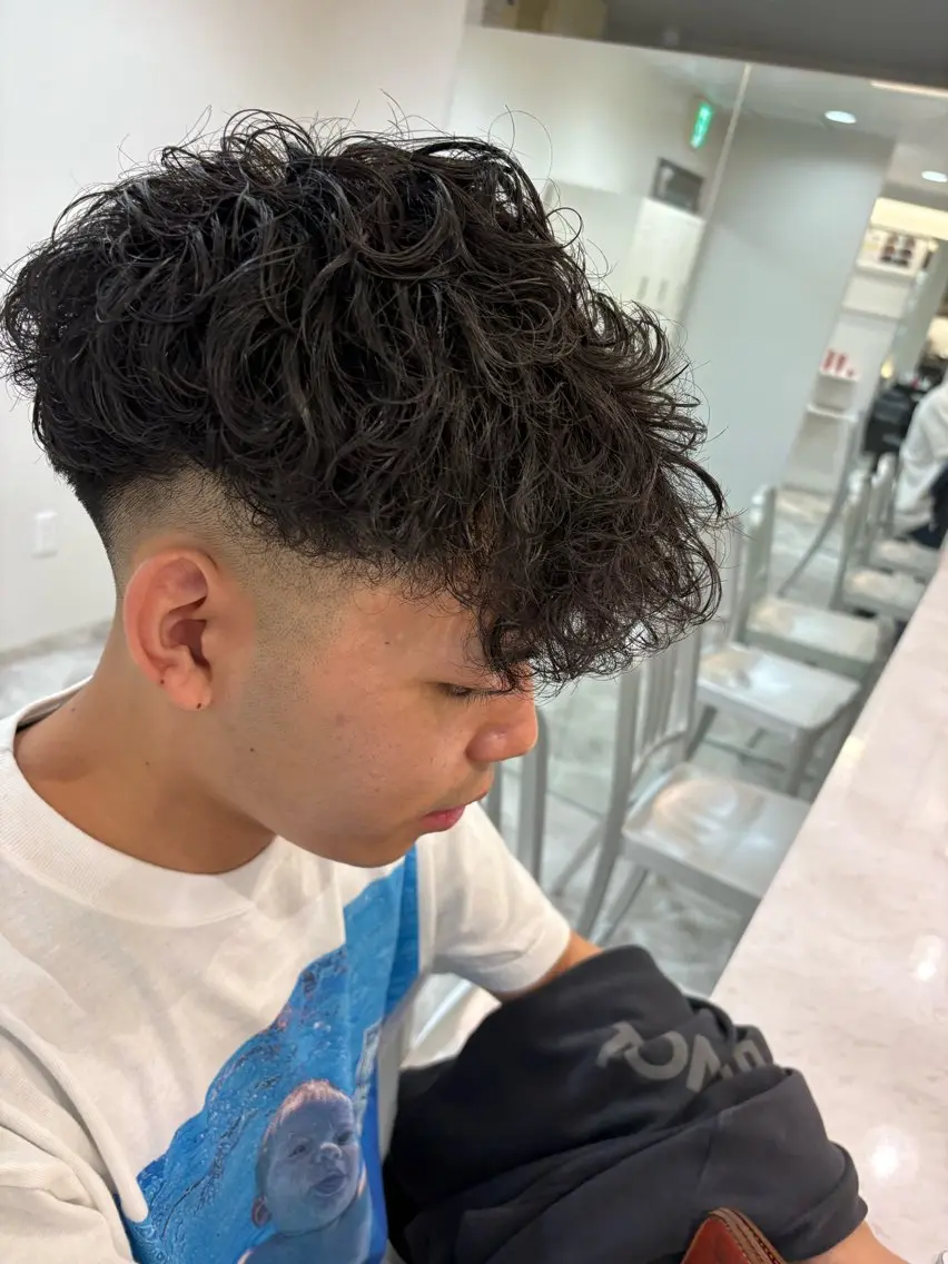 ショート パーマ メンズ スペインカール カット パーマ ヘアセット メンズ美容師/ フェザー/池戸晴也のヘアスタイル