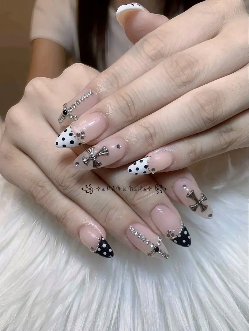 ネイル チークネイル フレンチネイル グラデーション キラキラネイル 韓国ネイル ハンドネイル RAMU_Nail 池袋店のネイルデザイン