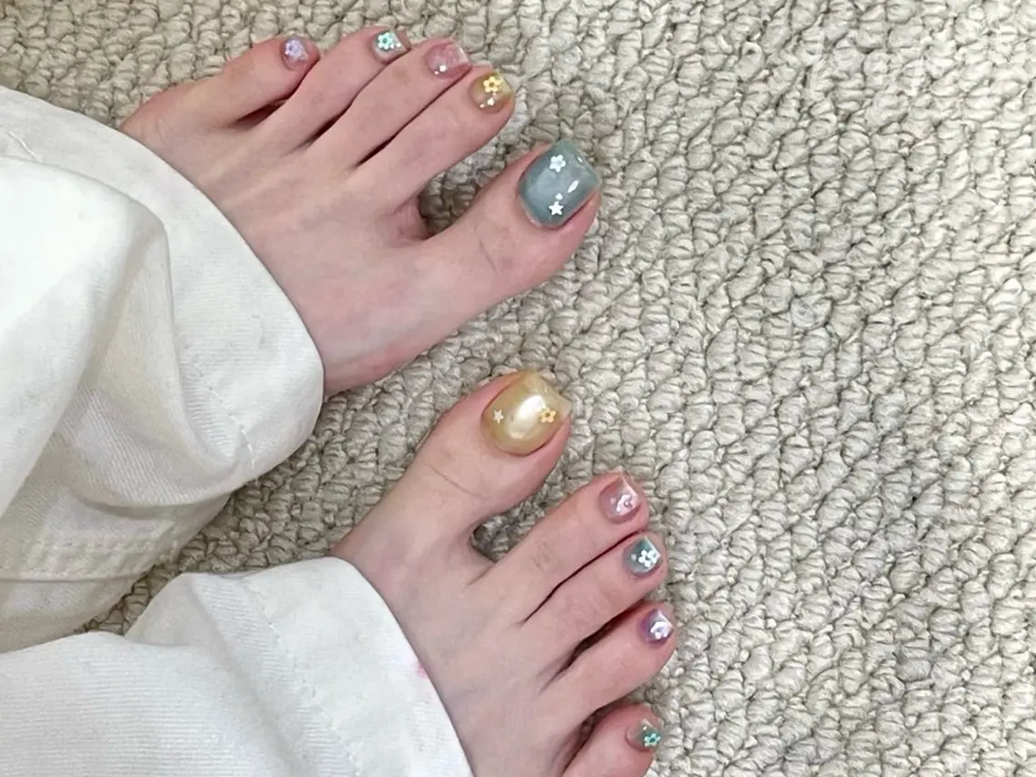 ネイル フラワーネイル フットネイル マグネットネイル 夏ネイル フットネイル Tongtong Nail Salonのネイルデザイン