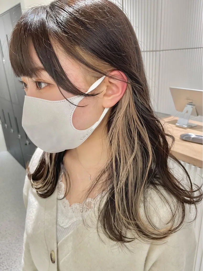 ロング カラー ベージュカラー ブリーチ イヤリングカラー ミルクティーベージュ ブリーチ/ハイトーン 艶カラー/ユリナのヘアスタイル