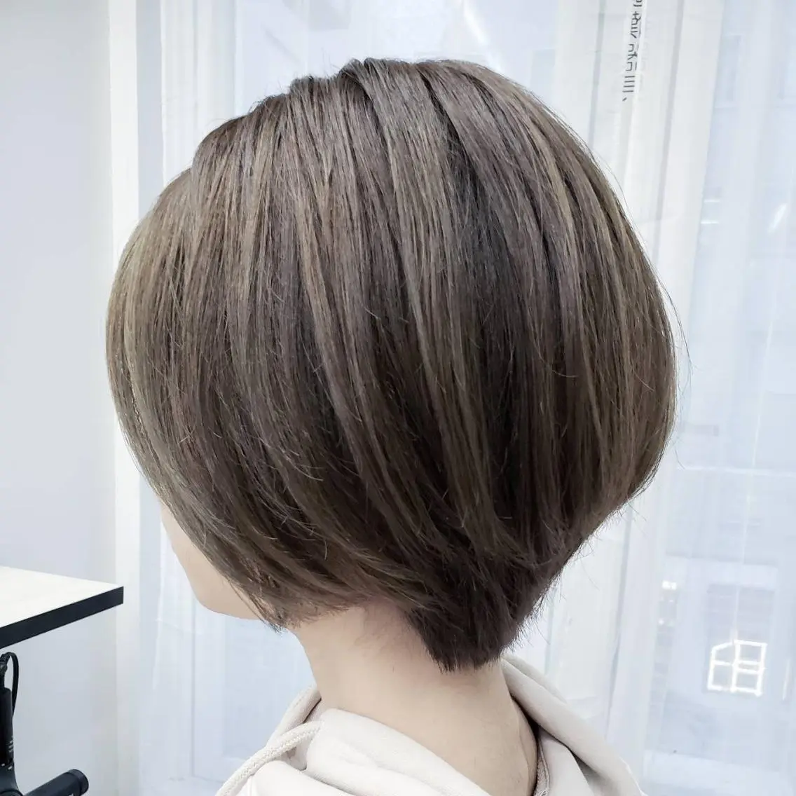 ショート カラー アディクシーカラー アッシュ ミストバング ブリーチ ブロンド N° uairo 川崎店【ユアイロ】のヘアスタイル