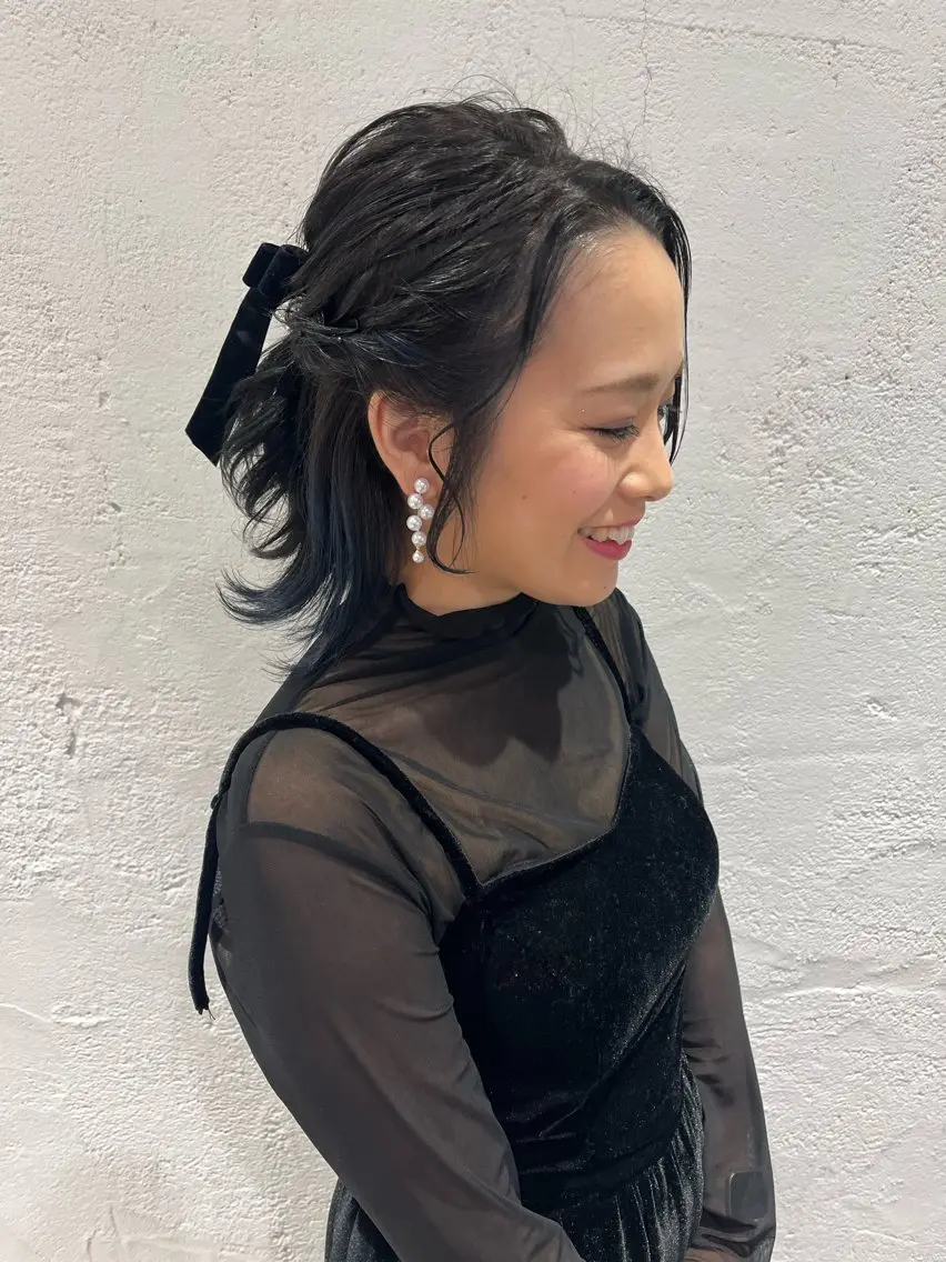 ミディアム カラー ヘアアレンジ ハーフアップ 結婚式・ブライダル ブルーカラー インナーカラー ヘアセット 透明感カラー/ 髪質改善/レイヤーのヘアスタイル