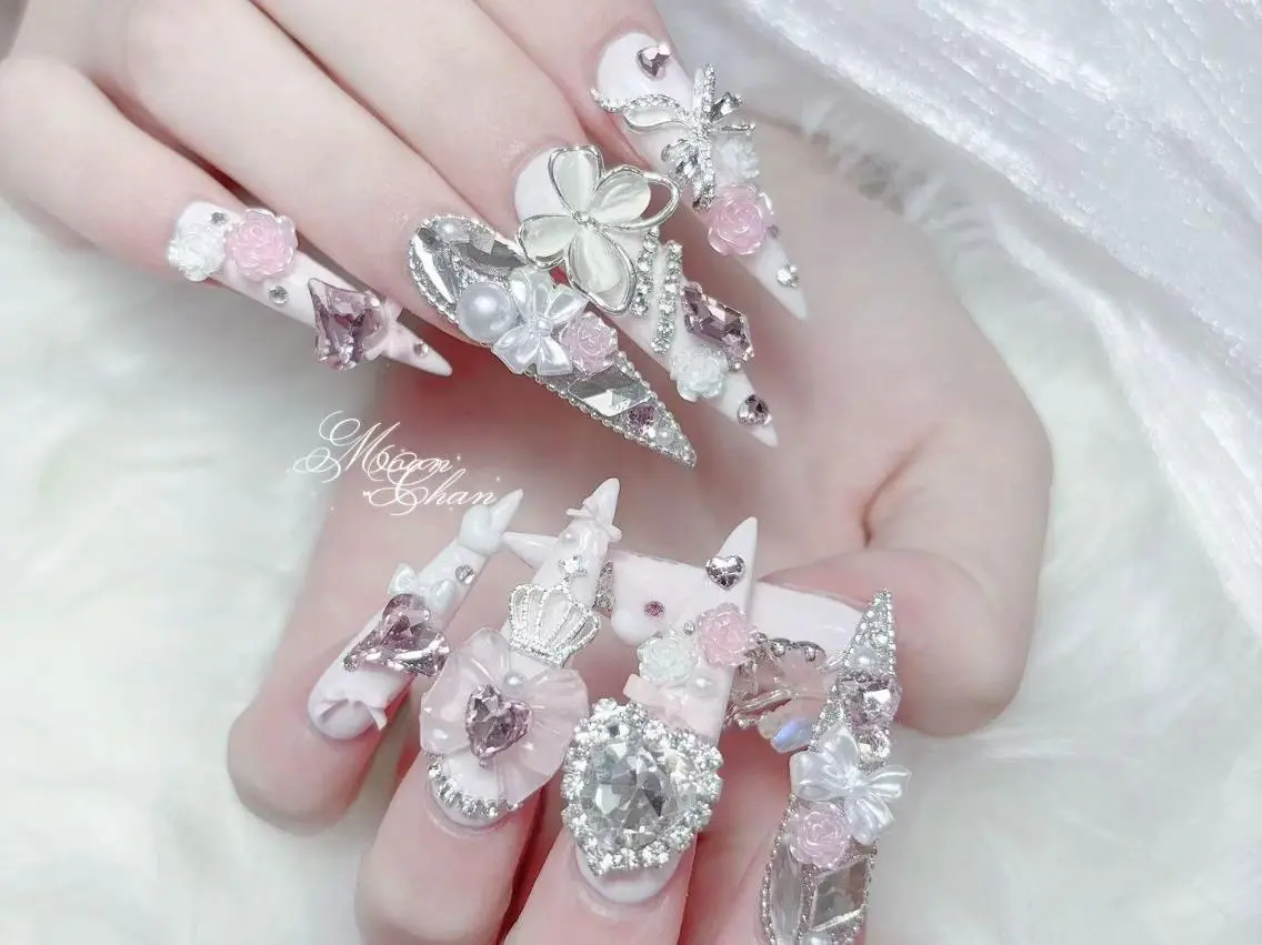 ネイル 長さ出し キラキラネイル 韓国ネイル ロングネイル マグネットネイル ハンドネイル ハンドケア 🎀LIMIT🎀 長さ出し新宿のネイルデザイン